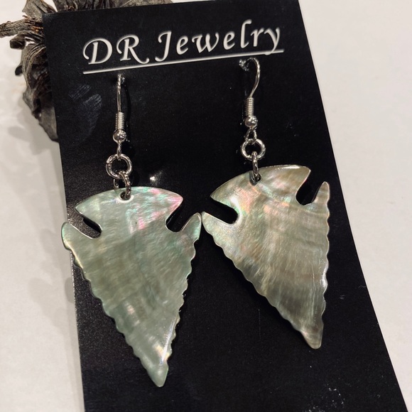 Arrowhead Narrow Shell Earrings - Picture 3 of 6
